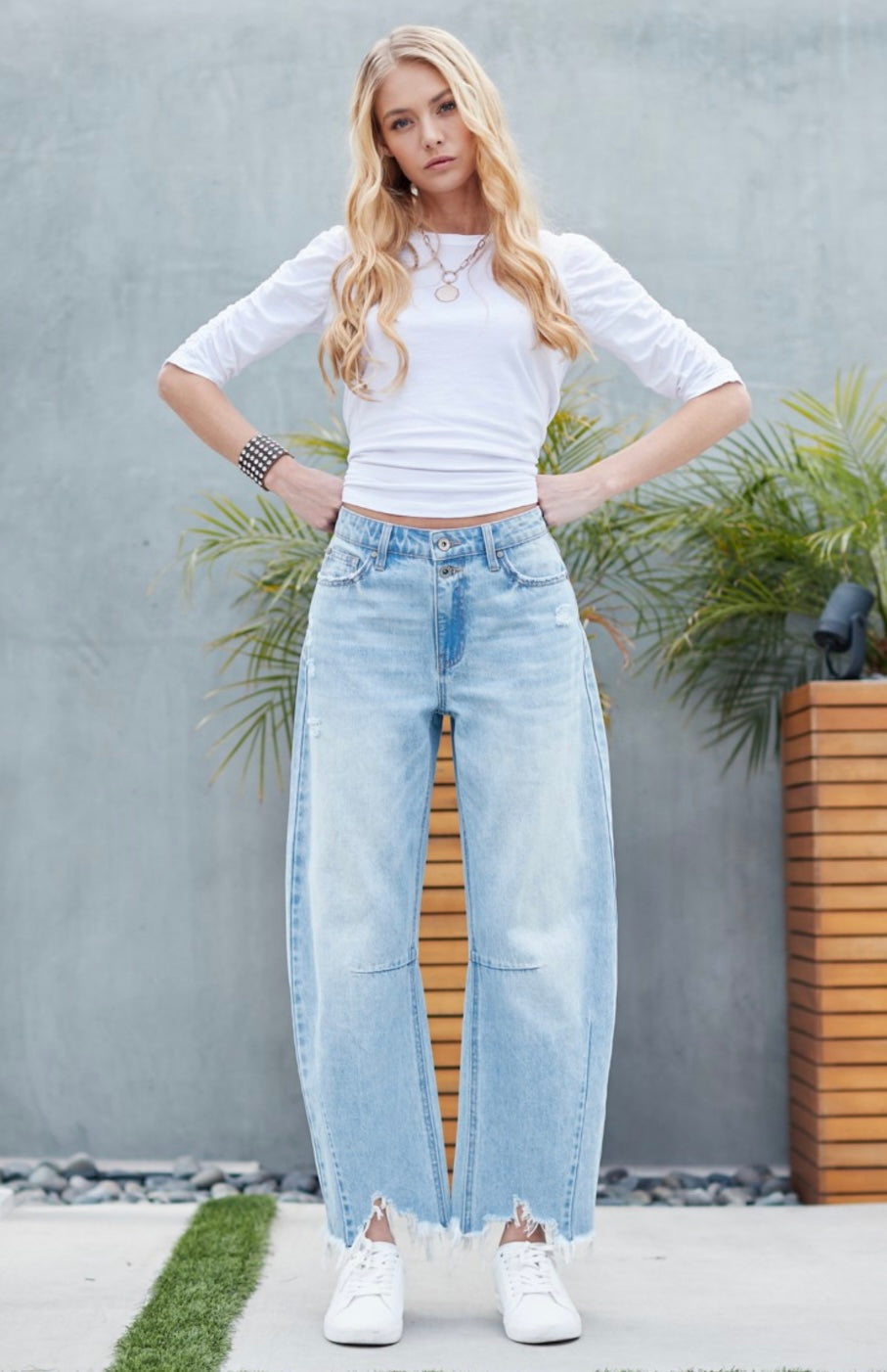 Ellie Mid Rise Barrel Jeans in Light Wash